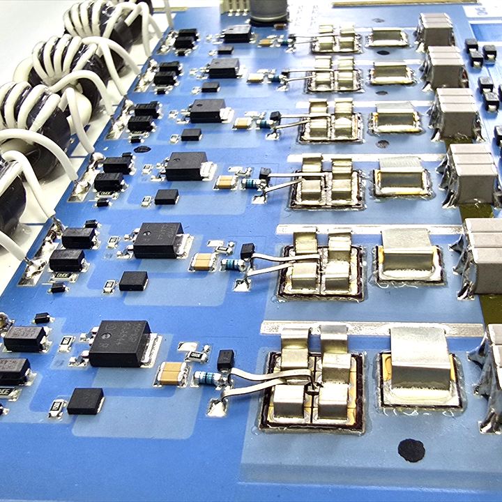 Bestücktes Hybrid-Leistungsmodul auf blauem Substrat mit Ringkern-Übertragern, Leistungshalbleitern und Metallclip-Kontaktierung