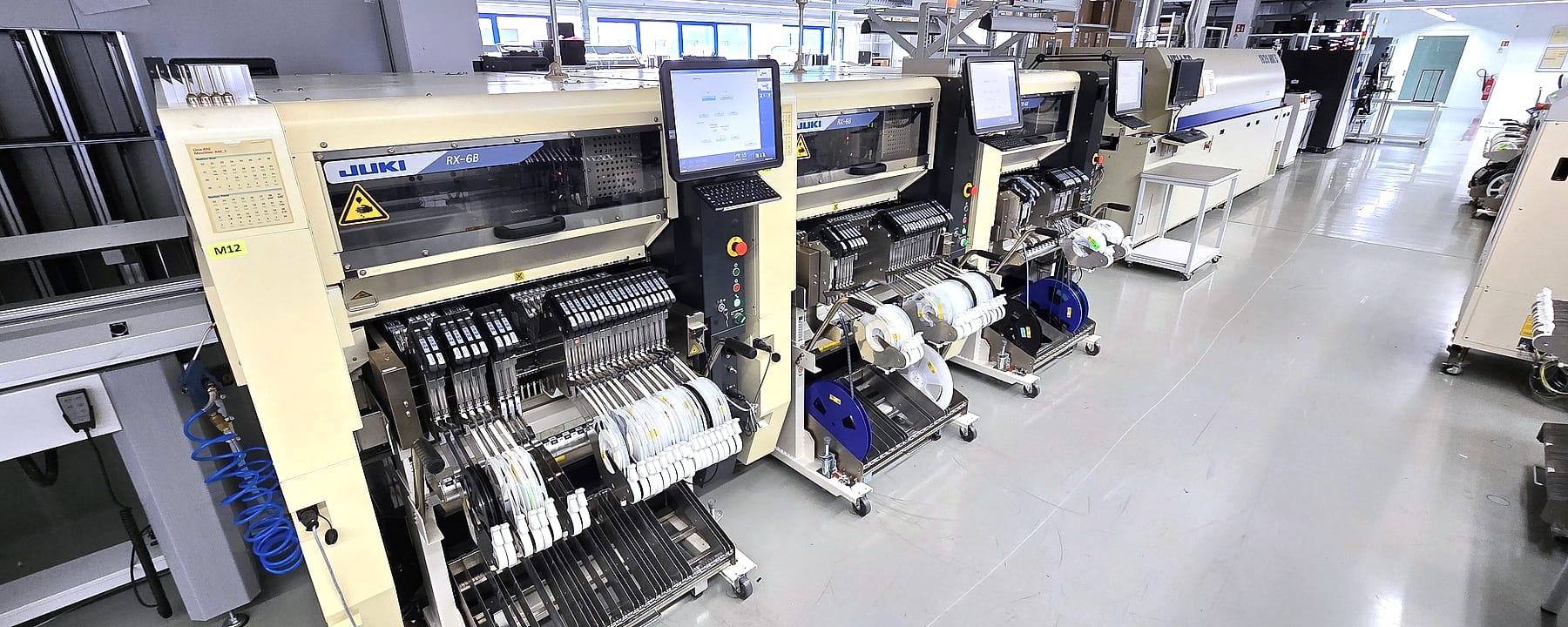 Blick über eine SMD-Bestückungslinie mit JUKI-Automaten